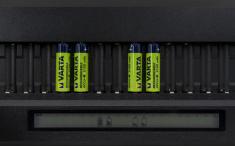 OXE Nabíječka baterií AA na 20 ks, s displejem a 20 ks nabíjecích baterií Varta 56706 R6 2100mAh NIMH basic