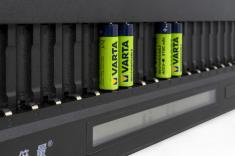 OXE Nabíječka baterií AA na 20 ks, s displejem